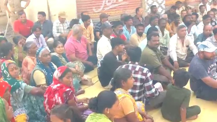 જૂનાગઢનાં કડીયાવાડમાં જર્જરીત બિલ્ડીંગો અને રોડ રસ્તાનાં અટકેલા કામો અંગે નાગરીકો ઉપવાસ આંદોલન પર બેસી ગયા : આખરે ધારાસભ્યની દરમ્યાનગીરીથી મામલો થાળે પડયો