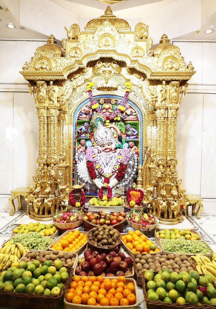 શ્રી કષ્ટભંજનદેવ હનુમાનજીને જરદોશી અને એમ્બ્રોઇડરી વર્કવાળા વાઘાની સાથે ફ્રુટનો અન્નકૂટ ધરવાયો