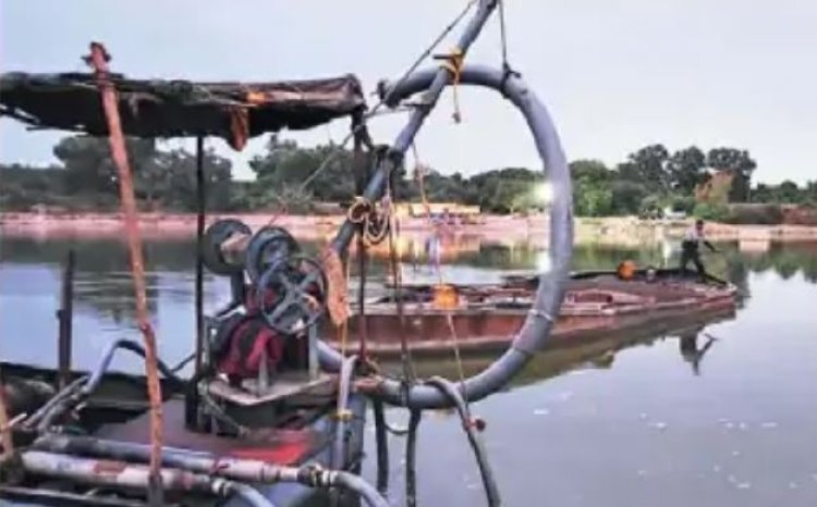 રાજકોટની ફલાઈંગ સ્કવોડનો સપાટો કણજડી નજીક ઓઝત નદીમાં બાર્જ ઉતારી રેતી ચોરી કૌભાંડનો પર્દાફાશ : રૂા. ૧.ર૬ કરોડનો મુદામાલ જપ્ત