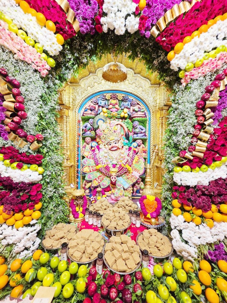 શ્રીકષ્ટભંજનદેવ દાદાને ગુલાબ-સેવંતીના મિક્સ ફૂલો અને ફ્રૂટનો દિવ્ય શણગાર સાથે સુખડીનો અન્નકૂટ ધરાયો