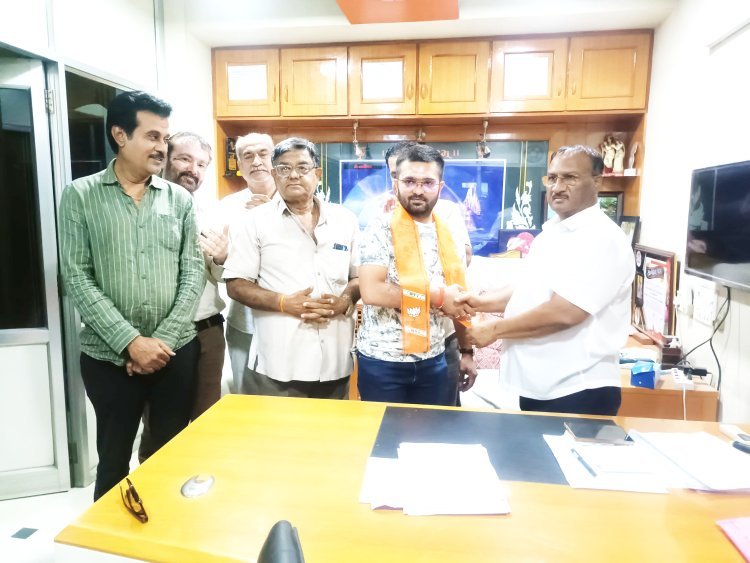 ઉના નગરપાલીકાની ચૂંટણી પહેલા કોંગ્રેસને વધુ એક ફટકો પૂર્વ શહેર યુવા કોંગ્રેસ પ્રમુખ અને તેના પુત્ર ભાજપમાં જાેડાયા