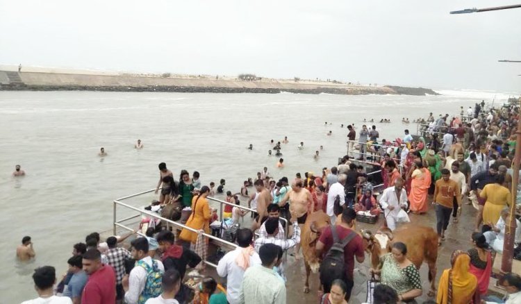 ચૈત્રી અમાવસ્યાએ દ્વારકામાં ઉમટી ભક્તિની લાગણી, જગતમંદિરમાં ભાવિકો ઉમટી પડયા