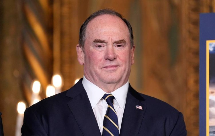 ટ્રમ્પને ફટકો : વધુ એક ટોચના અધિકારી નૌસેના સચીવ જાેન ફેલને રાજીનામું આપ્યું