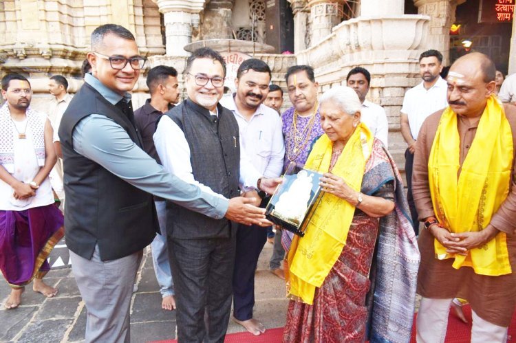 ઉત્તરપ્રદેશના ગવર્નર અને ગુજરાતના પૂર્વ મુખ્યમંત્રી આનંદીબેન પટેલે દ્વારકાધીશને શીશ ઝુકાવ્યું