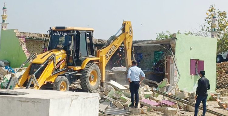 દ્વારકા પંથકમાં વધુ એક વખત ઓપરેશન ડિમોલિશન હાથ ધરાયું : ધાર્મિક સ્થળોએ દબાણો દૂર કરાયા