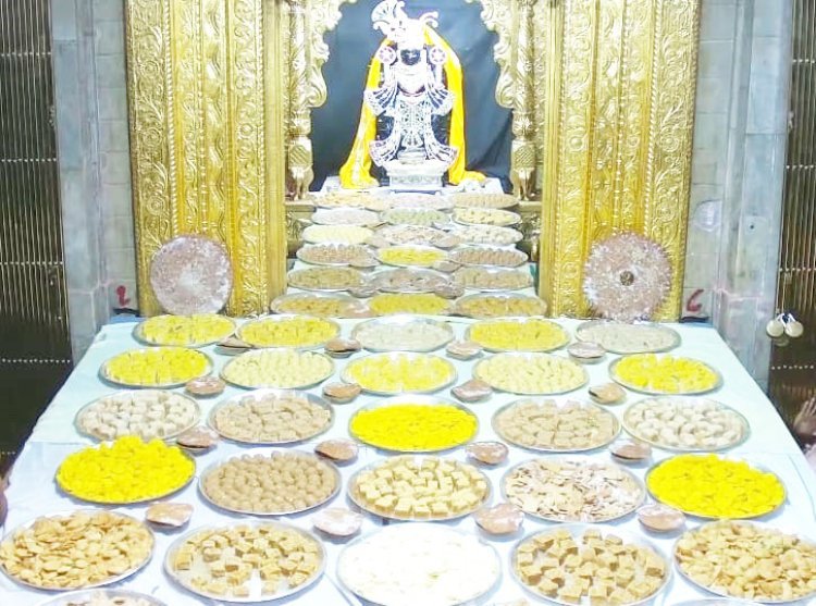 દ્વારકાધીશ જગતમંદિરમાં ઠાકોરજીને વિશિષ્ટ પુષ્પશૃંગાર સાથે કુંડલા ભોગ મનોરથ યોજાયો