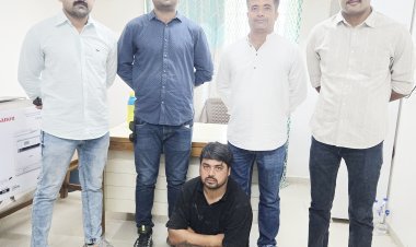 પ્રોહિબીશનના ગુન્હાના નાસતા ફરતા આરોપીને છરી સાથે ઝડપી પાડતી કુતિયાણા પોલીસની સર્વેલન્સ ટીમ