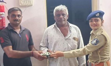 ખંભાળિયામાં ટ્રેક્ટર ચાલકની પ્રમાણિકતા રોકડ સહિતનું પર્સ ટ્રાફિક પોલીસને સોંપ્યું