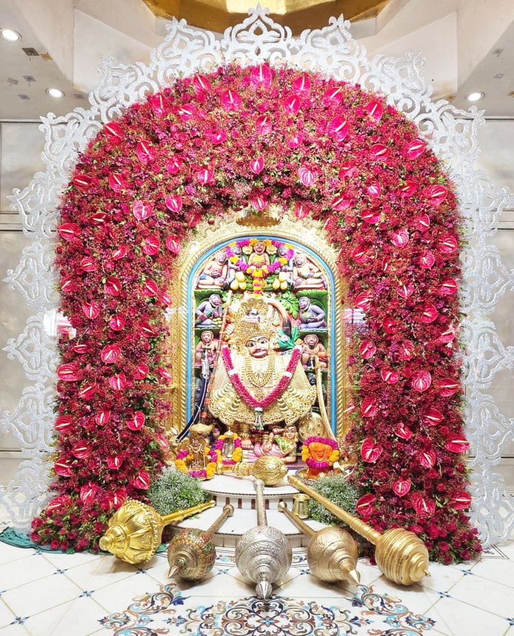 અમાસ-શનિવાર નિમિત્તે શ્રી કષ્ટભંજનદેવ હનુમાનજી દાદાને ફૂલોનો દિવ્ય શણગાર કરી ચાંદીનો મુગટ અને વાઘા ધરાવવામાં આવ્યા