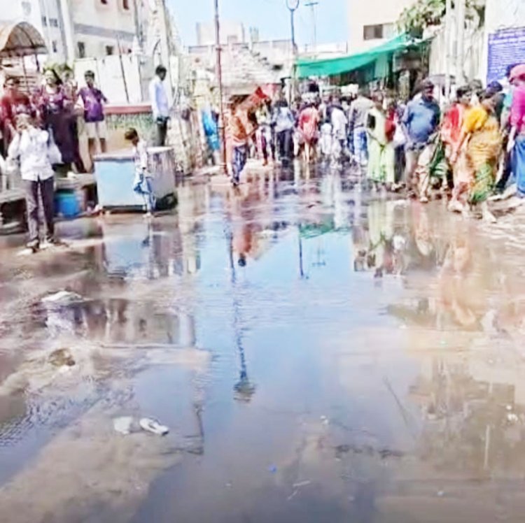 દ્વારકાધીશ મંદિરના સ્વર્ગ દ્વાર તરફ ગટરના ગંદા પાણીથી ભાવિકોમાં ભારે રોષ