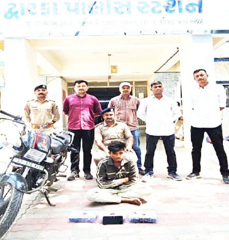 દ્વારકામાંથી રૂા. 1.02 કરોડના 2.053 કિલો ચરસના જથ્થા સાથે એક શખ્સની અટકાયત કરતી પોલીસ 