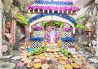 'અધિક જેઠ માસ' નિમિત્તે દાદાને મોતી-ગુલાબની પાંખડીના દિવ્ય વાઘાનો સિંહાસને ઓકિર્ડ-મોગરો-ગુલાબના મિક્સ ફૂલોનો નયનરમ્ય અને કલાત્મક શણગાર અને છપ્પન ભોગ અન્નકૂટ ધરાવાયો