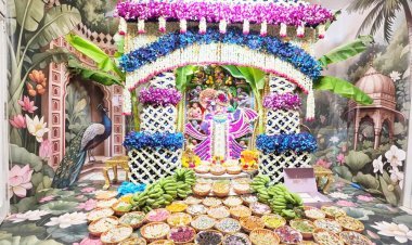 'અધિક જેઠ માસ' નિમિત્તે દાદાને મોતી-ગુલાબની પાંખડીના દિવ્ય વાઘાનો સિંહાસને ઓકિર્ડ-મોગરો-ગુલાબના મિક્સ ફૂલોનો નયનરમ્ય અને કલાત્મક શણગાર અને છપ્પન ભોગ અન્નકૂટ ધરાવાયો