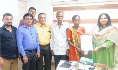 માંગરોળ : અકસ્માતના રૂા. 11,28,860 વિમા સહાયનો ચેક મૃતકના પત્નીને અપાયો