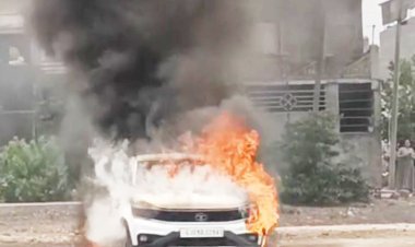 કેશોદમાં પાર્ક કરેલ કારમાં આગ લાગી 