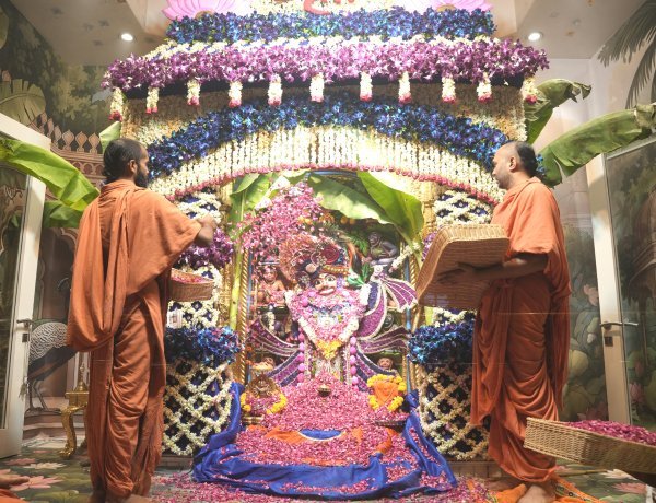 અધિક જેઠ માસ 'પુરુષોત્તમ માસ' નિમિતે શ્રીકષ્ટભંજનદેવ દાદાનું દિવ્ય રાજોપચાર પૂજન કરાયું