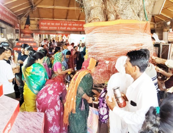 યાત્રાધામ પ્રાચી તીર્થ ખાતે સોમવતી અમાસ નિમિત્તે મોક્ષ પીપળે પાણી રેડવા ભારે ધસારો જોવા મળ્યો