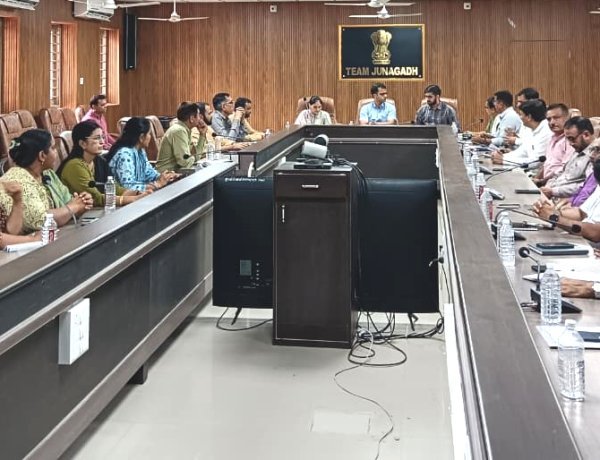 જૂનાગઢ જિલ્લા કલેકટર યોગેશ ચૌધરીના અધ્યક્ષતામાં શાળા પ્રવેશોત્સવના સુચારુ આયોજન સંદર્ભે બેઠક યોજાઈ