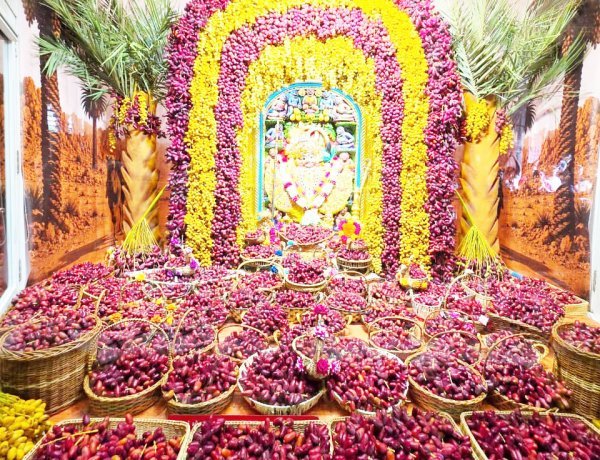 શ્રી કષ્ટભંજનદેવ દાદાને જરદોશી વર્કવાળા વાઘા અને ૩૦૦૦ કિલો ખલેલાનો સિંહાસને દિવ્ય શણગાર અને અન્નકૂટ ધરવાયો