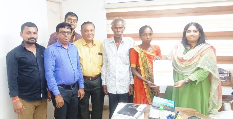 માંગરોળ : અકસ્માતના રૂા. 11,28,860 વિમા સહાયનો ચેક મૃતકના પત્નીને અપાયો