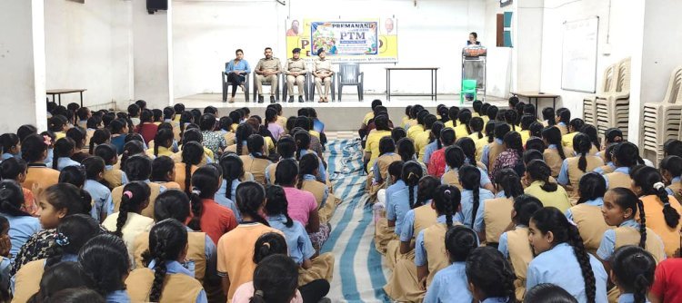 જૂનાગઢની પ્રેમાનંદ સ્કૂલ ખાતે સાયબર ક્રાઈમ અવેરનેસ સેમિનાર યોજાયો