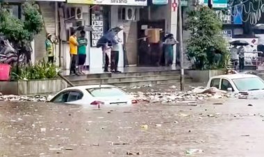 મુંબઈમાં મેઘતાંડવ : સમગ્ર શહેર પાણી-પાણી : રેલ વ્યવહાર ઠપ્પ  શાળા-કોલેજાે બંધ : બિલ્ડીંગ ધરાશાઈ થતાં 6 લોકોના મોત