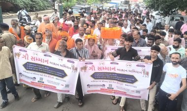 ગૌમાતાને રાષ્ટ્રમાતાનો દરજજાે આપવાની માંગણી સાથે જૂનાગઢમાં ગૌસન્માન આહવાન અભિયાન અંતર્ગત વિશાળ રેલી : આવેદનપત્ર અપાયું