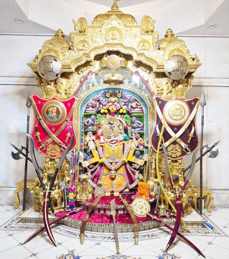 અમાસ નિમિતે શ્રીકષ્ટભંજનદેવ દાદાને ‘શસ્ત્ર શૃંગાર‘ કરવામાં આવ્યો