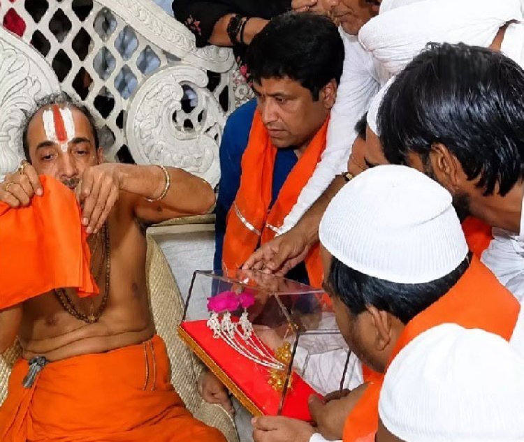 અમદાવાદની રથયાત્રામાં પરંપરા અને ભાઈચારો મુસ્લિમ સમાજે જગન્નાથ મંદિરના મહંતને 27મી વખત ભેટ કર્યો ચાંદીનો રથ
