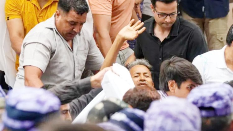 દિલ્હીના જંતર-મંતર ખાતે આમરણાંત અનશન કરી રહેલા સામાજીક કાર્યકર્તા સોનમ વાંગ્ચુકને બળજબરીથી હોસ્પિટલમાં ખસેડાયા