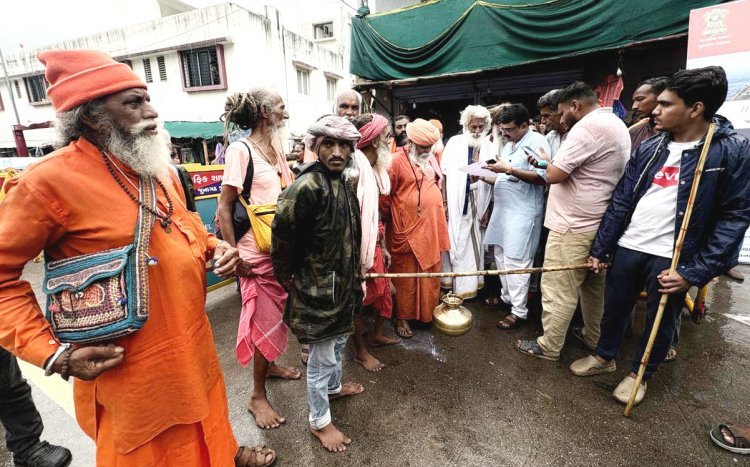 ગીરનારની દુધ ધારા યાત્રાને તંત્રએ અટકાવી, જયારે જૈનોને લાડુ ધરાવાની છૂટ : હિન્દુ સમાજમાં ભારે રોષ