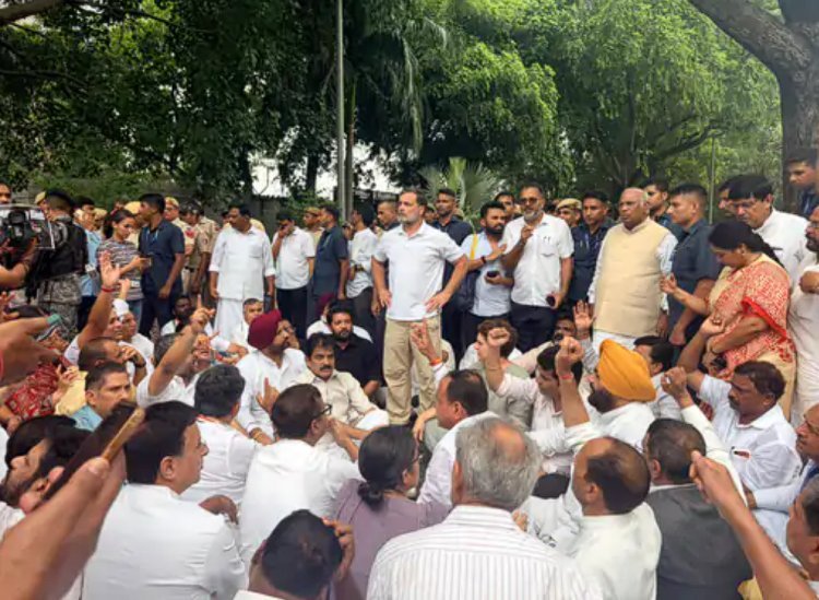 પેપર લીક વિવાદે દિલ્હીમાં રાજકીય ઘમાસાણ, PM આવાસ નજીક કોંગ્રેસનો વિરોધ