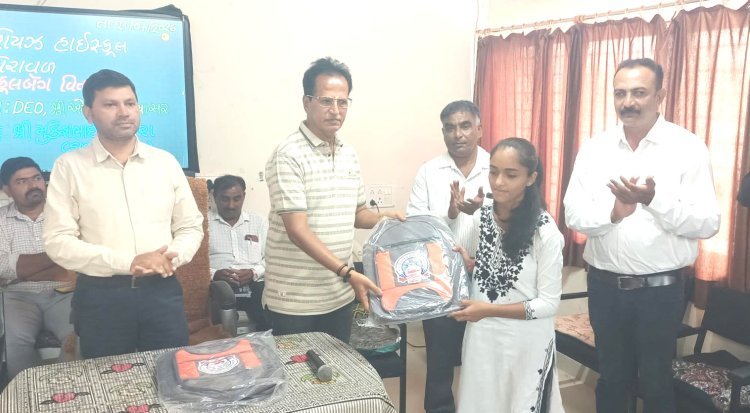 ગીર સોમનાથ જીલ્લાની સરકારી બોયઝ સ્કુલમાં વિનામુલ્યે સ્કુલબેગનું વિતરણ