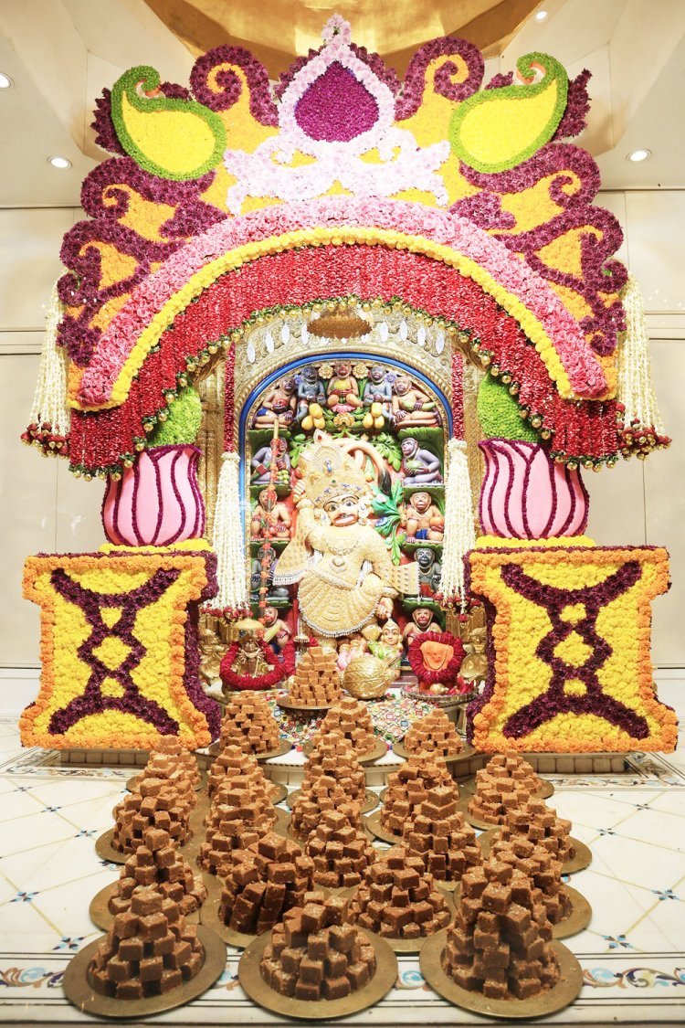 ગુરૂપૂણિર્માં પર્વે દાદાને રિયલ ડાયમંડ જડિત સુવર્ણ વાઘા, સેવંતી-ગલગોટાના મિક્સ ફુલનો દિવ્ય શણગાર એવં સદ્દગુરૂશ્રી ગોપાળાનંદ સ્વામીનું ભાવપૂજન કરાયું