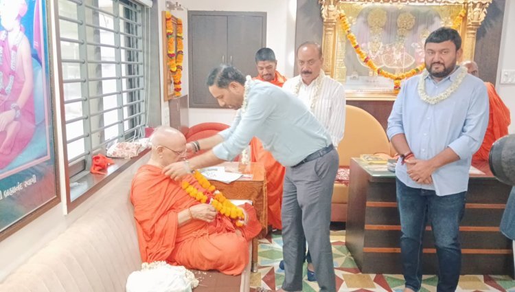 ગુરૂપૂર્ણિમાએ ગિરનારની પાવન ભૂમિ પર મંત્રીઓએ લીધા સંતોના આશીર્વાદ