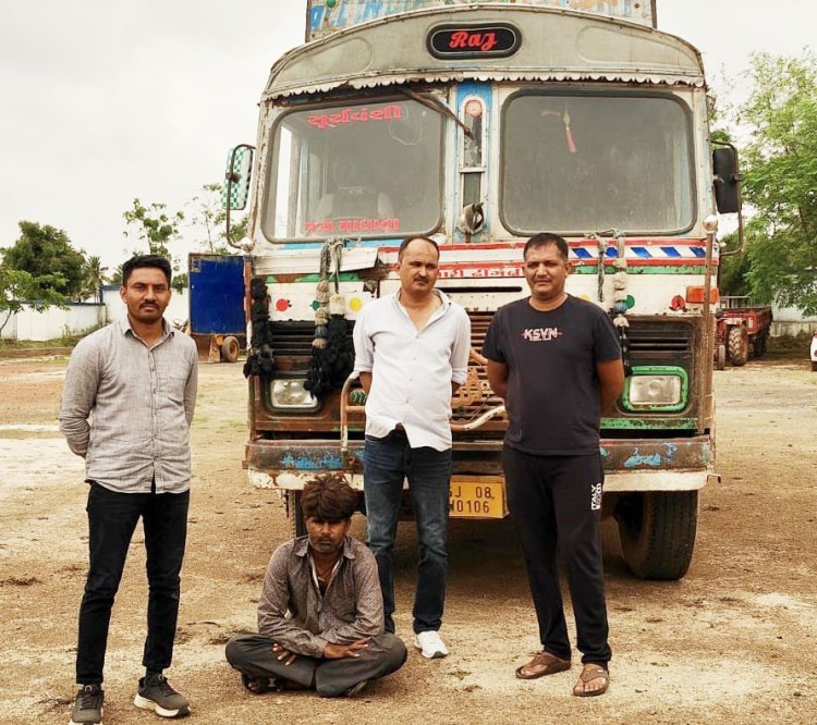 રાવલ નજીક ૧૪ ટન બેલા સાથે ટ્રક ઝડપાયો