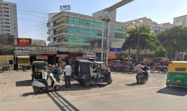 જૂનાગઢ ઝાંઝરડા ચોકડી નજીક ગેરકાયદેસર દબાણોનાં જમેલાને કારણે અકસ્માતની ઘટના વારંવાર બનતી હોવાની વ્યાપક ફરીયાદ