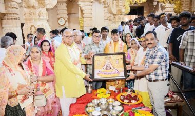 ગુજરાતના મંત્રી પ્રવીણ માળીએ સહકુટુંબ શ્રી સોમનાથ મહાદેવની ‘સ્વાભિમાન પર્વ વિશેષ મહાપૂજા‘ કરી