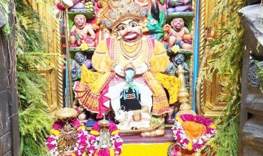 શ્રાવણ માસ મહોત્સવ અંતર્ગત શ્રી કષ્ટભંજનદેવ મંદિરના ગર્ભગૃહમાં શિવસ્વરૂપ શણગાર કરાયો, શ્રી નિલકંઠ મહાદેવનું શિવપૂજન કરાયું