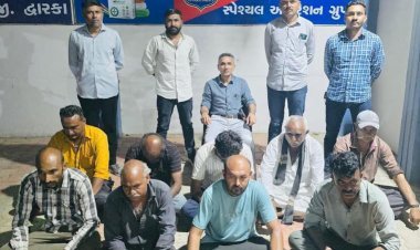 દ્વારકાના લાડવા ગામની સીમમાં જુગારના ધમધમતા અખાડા પર એલસીબી પોલીસ ત્રાટકી, રૂા. ૨.૪૫ લાખના મુદ્દામાલ સાથે નવ ઝબ્બે