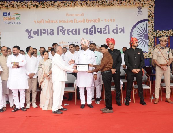 ૧૫મી ઓગસ્ટના રોજ  જિલ્લા કક્ષાના કાર્યક્રમમાં માળિયાહાટીના તાલુકાના આરોગ્ય તંત્રની  સિદ્ધિ બદલ ઉર્જા અને કાયદાર રાજયમંત્રી કૈોશિકભાઈ વેકરિયાના હસ્તે સન્માન