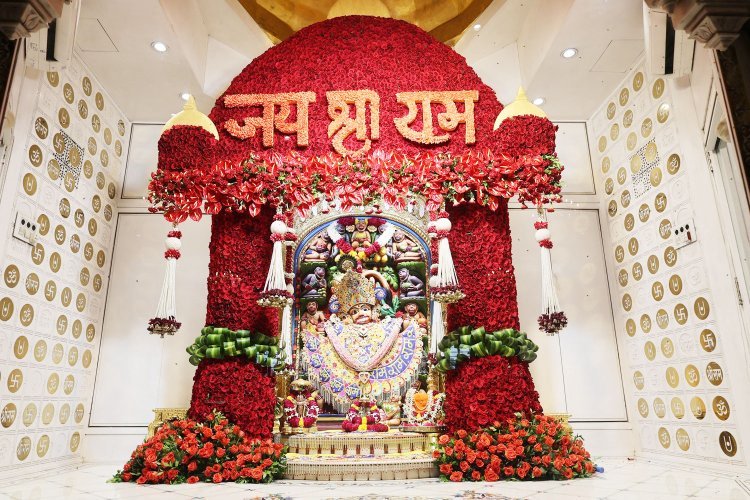 શ્રી કષ્ટભંજન દેવ દાદાને એમ્બ્રોઇડરી વર્કવાળા વાઘા અને ગુલાબના ફૂલોનો દિવ્ય શણગાર