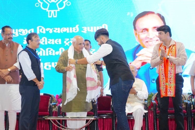 શ્રી પુજિત રૂપાણી ટ્રસ્ટના ‘દીક્ષાગ્રહણ સમારોહ‘માં મુખ્યમંત્રી ભૂપેન્દ્ર પટેલના હસ્તે બાળકોને વૈદિક વિધિથી શિક્ષણની દીક્ષા અપાઈ