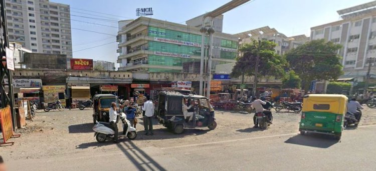 જૂનાગઢ ઝાંઝરડા ચોકડી નજીક ગેરકાયદેસર દબાણોનાં જમેલાને કારણે અકસ્માતની ઘટના વારંવાર બનતી હોવાની વ્યાપક ફરીયાદ