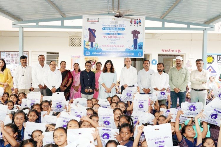 રિલાયન્સનું મિશન યુનિફોર્મ : જામનગર - જૂનાગઢની ૬૩ શાળાના ૧૧ હજાર વિદ્યાર્થીઓને ગણવેશ વિતરણ