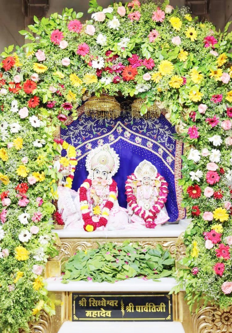 શ્રાવણ માસનાં પ્રારંભે શ્રી સ્વામિનારાયણ મુખ્ય મંદિરમાં બિરાજતા સિધ્ધેશ્વર મહાદેવનાં દર્શને હરીભકતો ઉમટી પડયા