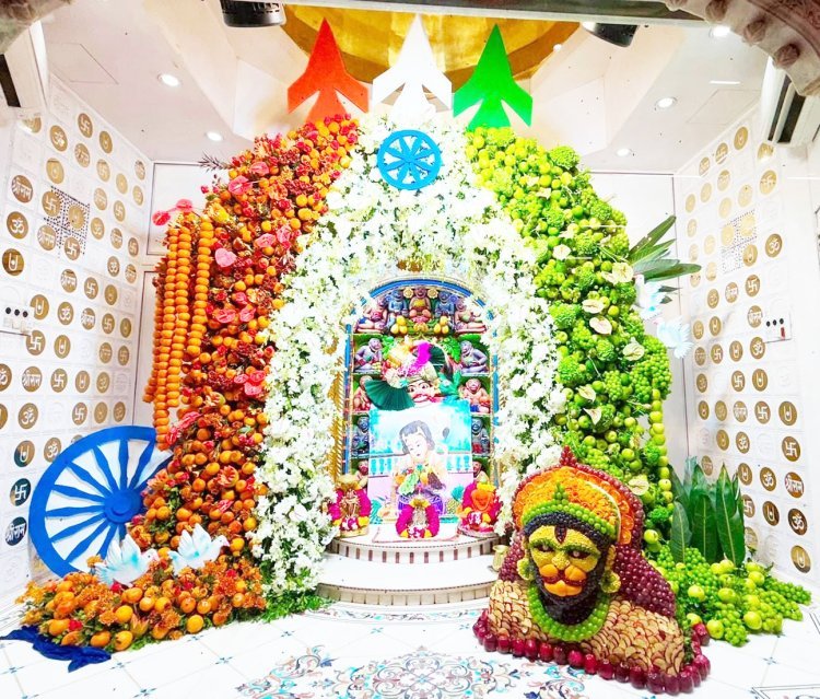 “આવ્યો પાવન શ્રાવણ માસ, પાયો મેને શ્રી ચરણમે વાસ” શ્રાવણ માસ અંતર્ગત શનિવાર અને સ્વતંત્રતા દિવસના અવસરે દાદાને ત્રિરંગાની ડિઝાઈનવાળા વાઘા અને ત્રિરંગાથીમનો શણગાર