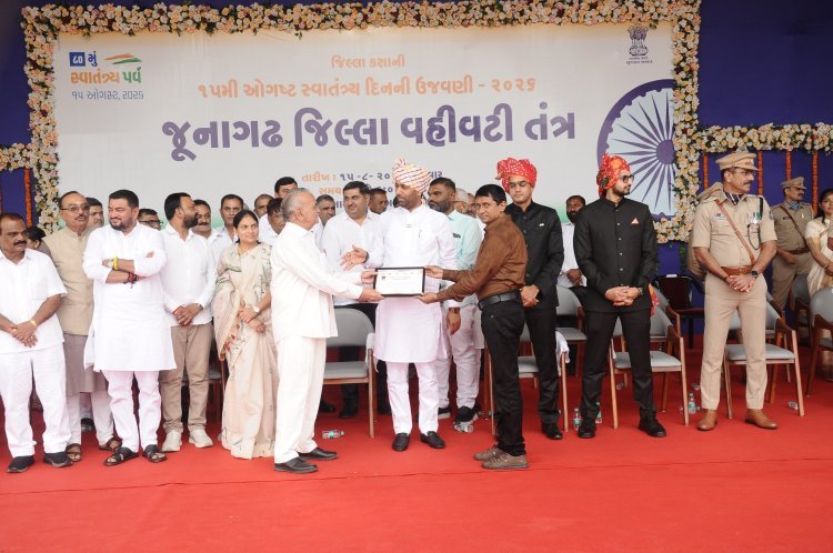 ૧૫મી ઓગસ્ટના રોજ  જિલ્લા કક્ષાના કાર્યક્રમમાં માળિયાહાટીના તાલુકાના આરોગ્ય તંત્રની  સિદ્ધિ બદલ ઉર્જા અને કાયદાર રાજયમંત્રી કૈોશિકભાઈ વેકરિયાના હસ્તે સન્માન