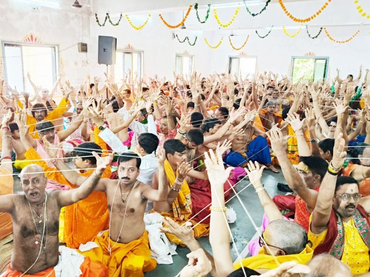 ગુગળી બ્રહ્મસમાજ દ્વારા હેમાદ્રી સંકલ્પ સાથે પવિત્ર ગોમતી નદીમાં દેહશુદ્ધિ બાદ સમૂહ યજ્ઞોપવિત ધારણ કર્યા