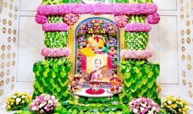 આજે મંગળવારે શ્રીકષ્ટભંજનદેવ હનુમાનજી દાદાને નાગરવેલના પાન અને પુષ્પોનો દિવ્ય શણગાર કરી પાનના બીડા ધરાવાયા